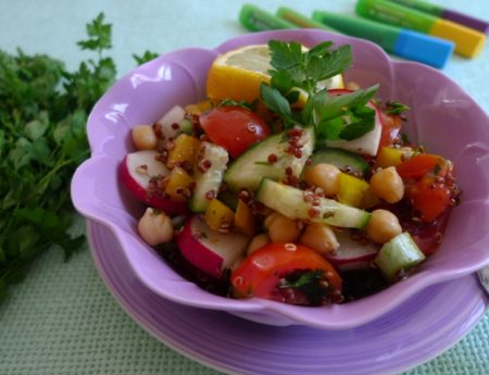 Start in die Salatsaison mit Kichererbsen und Quinoa