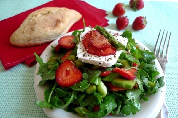 Salat mit Erdbeeren und Spargel