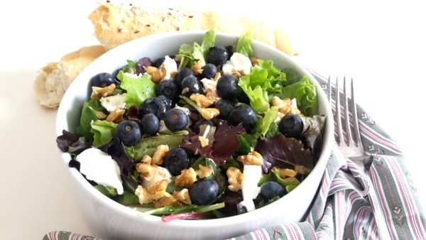 Salat mit Heidelbeeren und Ziegenkäse
