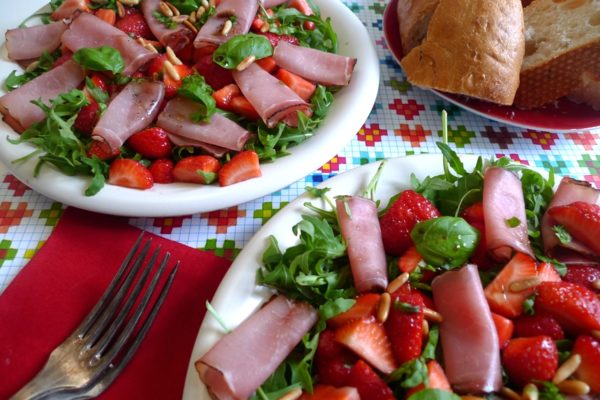 Erdbeersalat mit Rucola und Rohschinken