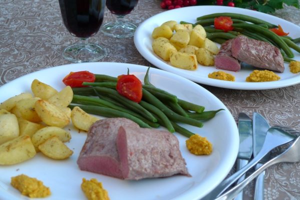 Lammfilet mit Karottenpesto, Fisolen und Rosmarin-Würfel