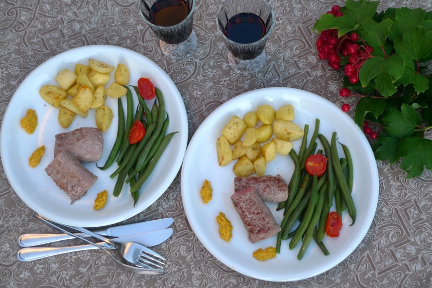 Lammfilet mit Karottenpesto, Fisolen und Rosmarin-Würfel