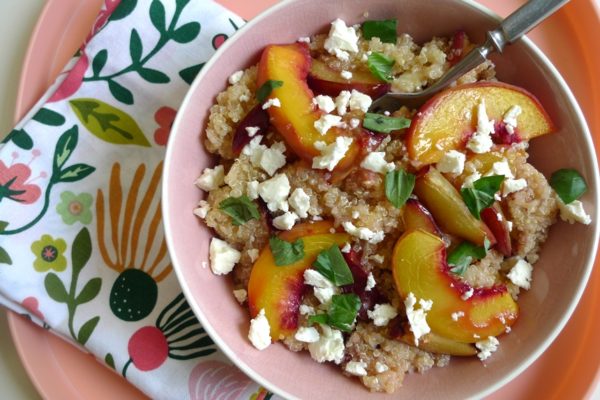 Quinoa-Salat-mit-Pfirsich-und-Feta