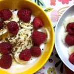 Amarath mit Sojajoghurt, Banane und Himbeeren