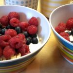 Bulgur mit Joghurt, Himbeeren und Heidelbeeren