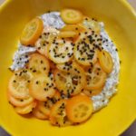 Chia-Samen mit Topfen und Kumquat