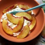 Cottage Cheese mit gegrillten Pfirsichen und Honig