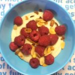Grießkoch mit Himbeeren und Mandelblättchen