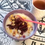 Grießkoch mit Mandelmilch und Zwetschgenkompott