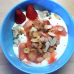 Haferflocken mit Joghurt und Rhabarber-Erdbeer-Kompott