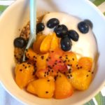Haferflocken mit Joghurt und Marillenkompott