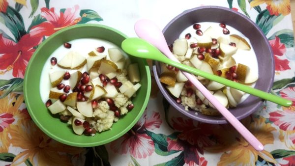 Hirse mit Sojajoghurt, Birne und Granatapfelkernen