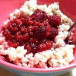 Milchreis mit Mandelmilch und heißen Himbeeren
