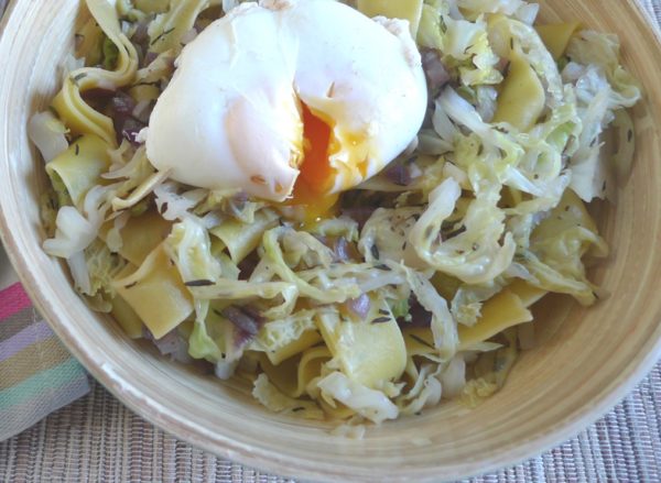 Fettuccine mit Wirsing und pochiertem Ei gegen böse Viren