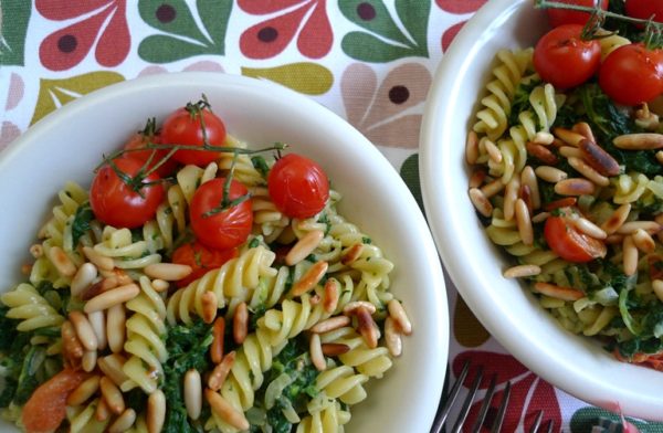 Pasta in grün-weiß-rot - Pasta mit Spinat, Ziegenkäse und Tomaten