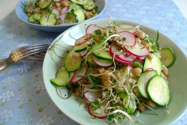 Salat mit Kritharaki, Sprossen und Kichererbsen