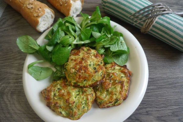 Zucchinipuffer mit Käse und Grieß