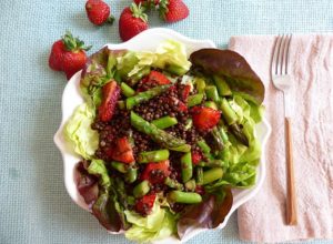 Linsensalat mit Spargel und Balsamico-Erdbeeren