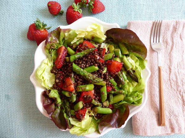 Linsensalat mit Spargel und Erdbeeren